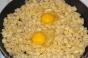 Ζυμαρικά με αυγό σε τηγάνι